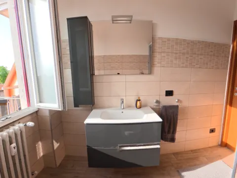 Bagno finestrato con doccia, sanitari e bidet