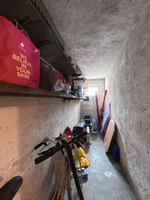 Cantina con spazio per biciclette, sci e attrezzatura sportiva