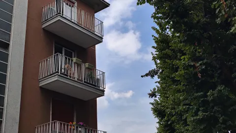 Facciata del condominio anni '70 con balconi