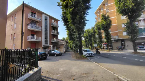Vista della strada alberata su cui si affaccia il condominio